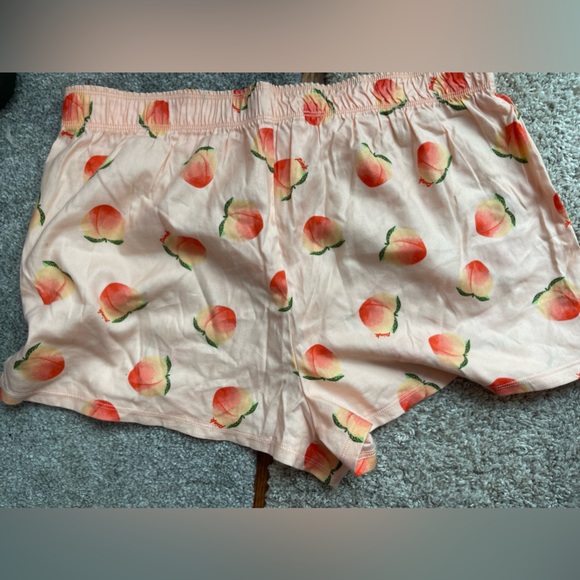 Peach shorts VS pink - Picture 2 of 2